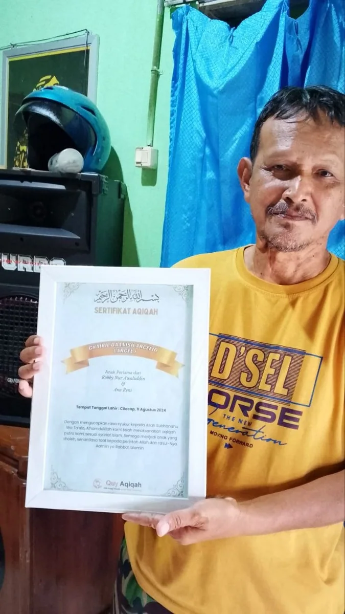Pelanggan Quy menunjukkan sertifikat aqiqah yang diterima