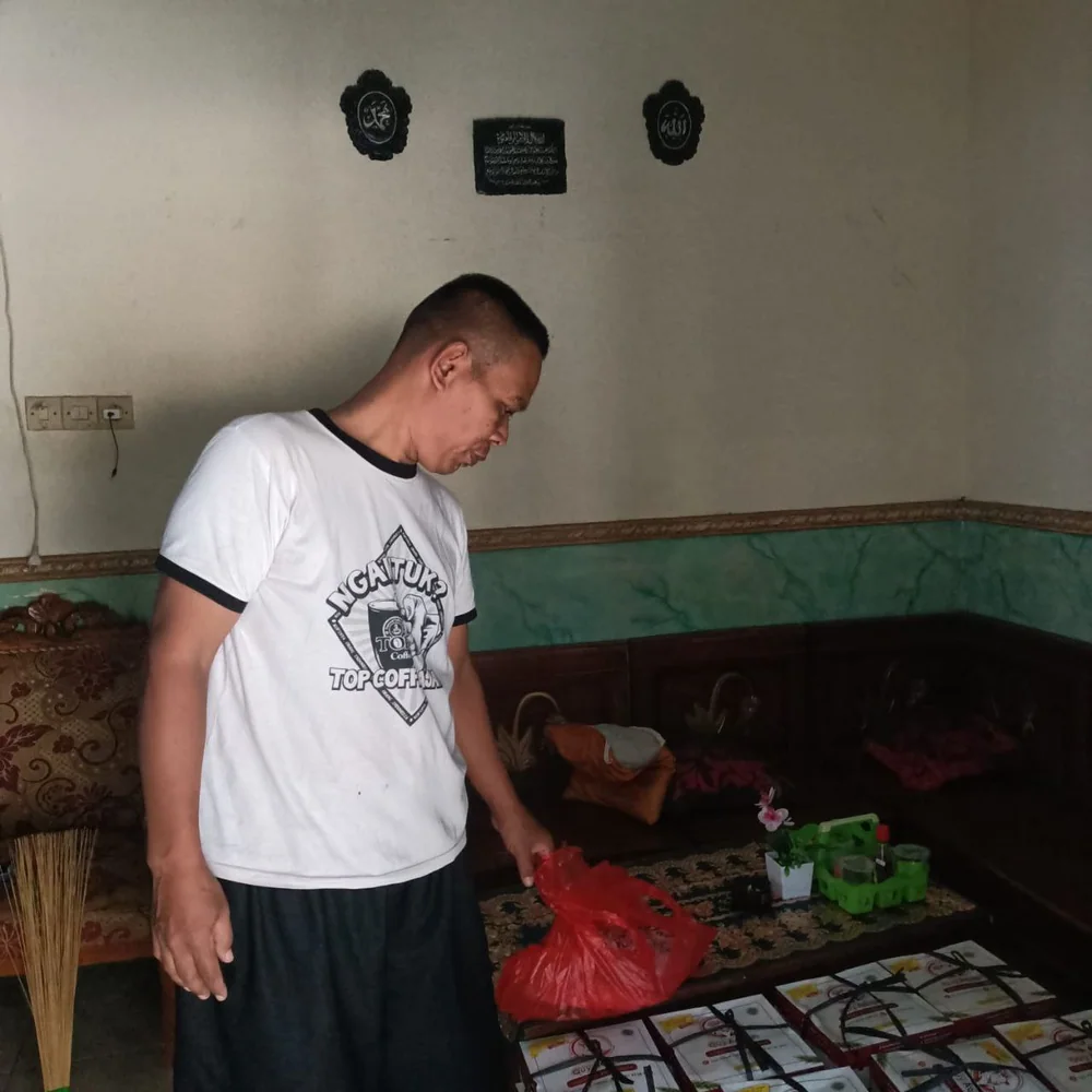 Pelanggan memeriksa paket dan box pesanan Quy di ruang rumah